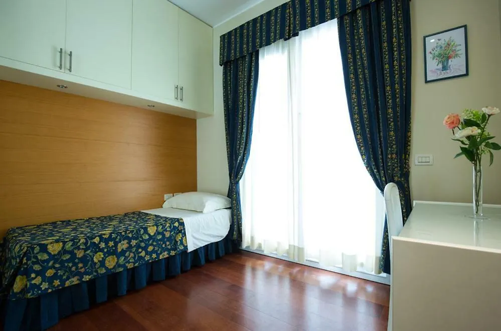 Aparthotel England リッチョーネ